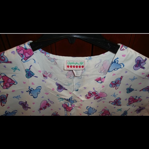 Women's Hearts Scrub Size Medium - Picture 8 of 8